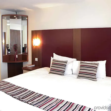 South Marston And Leisure Club Hotel