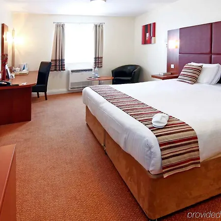 South Marston And Leisure Club Hotel