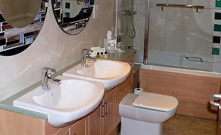 The Highworth 3* Swindon