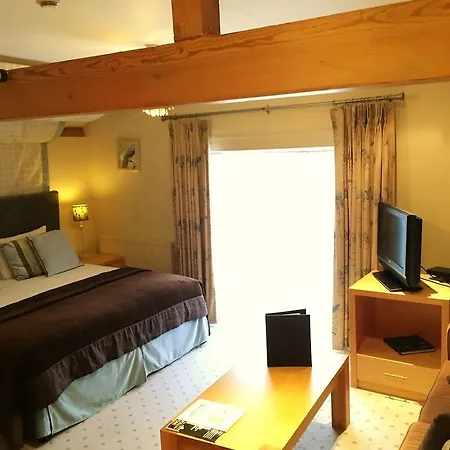 The Highworth 3*