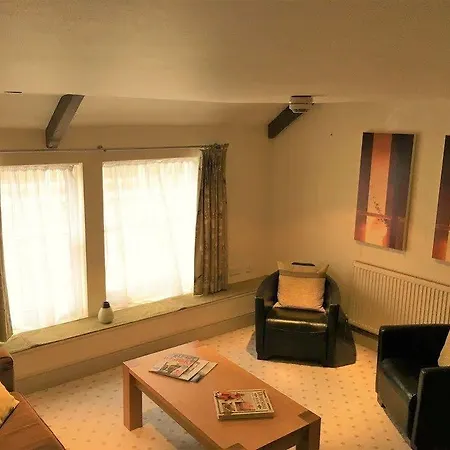 The Highworth 3*