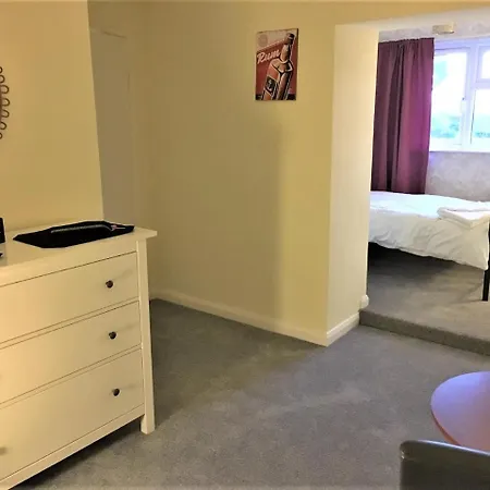Boxwood Guest House. Bed & Breakfast Swindon
