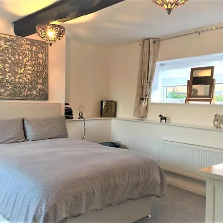 Boxwood Guest House. Bed & Breakfast Swindon