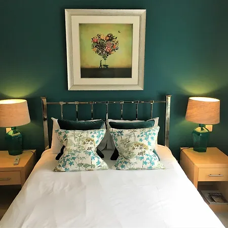 The Highworth 3* Swindon