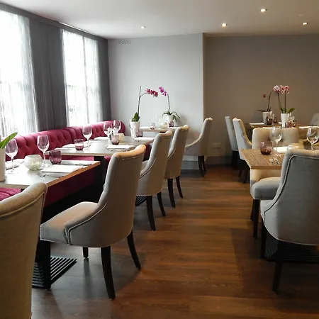 The Highworth 3*