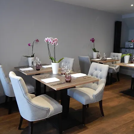 The Highworth 3*